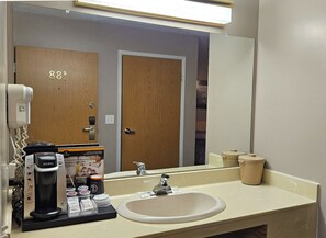 Executive Room, 2 Queen Beds (C Building - Ground Level) | Bathroom | Combined shower/tub, rainfall showerhead, free toiletries, towels - Perfect Inns & Suites (Weyburn)