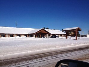 Front of property - evening/night - Chicaugon Lake Inn (Gaastra)