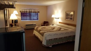 Desk, iron/ironing board, travel crib, free WiFi - Chicaugon Lake Inn (Gaastra)