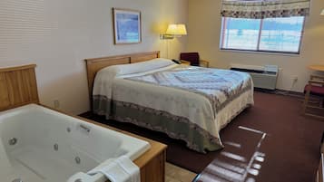 Enkeltrom – deluxe, 1 kingsize-seng, ikke-røyk, massasjebadekar | Skrivebord, strykejern/-brett, reiseseng for barn og wi-fi (inkludert)