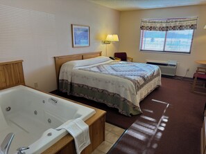 Enkeltrom – deluxe, 1 kingsize-seng, ikke-røyk, massasjebadekar | Skrivebord, strykejern/-brett, reiseseng for barn og wi-fi (inkludert)