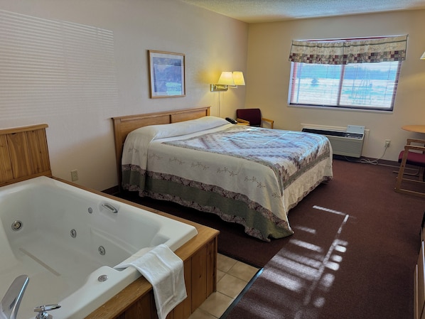 Deluxe Single Room, 1 King Bed, Non Smoking, Jetted Tub - Chicaugon Lake Inn (Gaastra)
