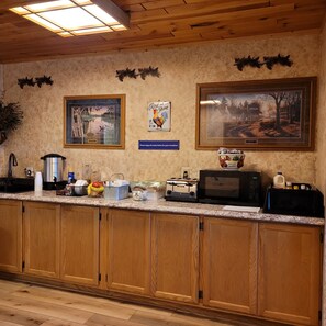 Free daily continental breakfast - Chicaugon Lake Inn (Gaastra)