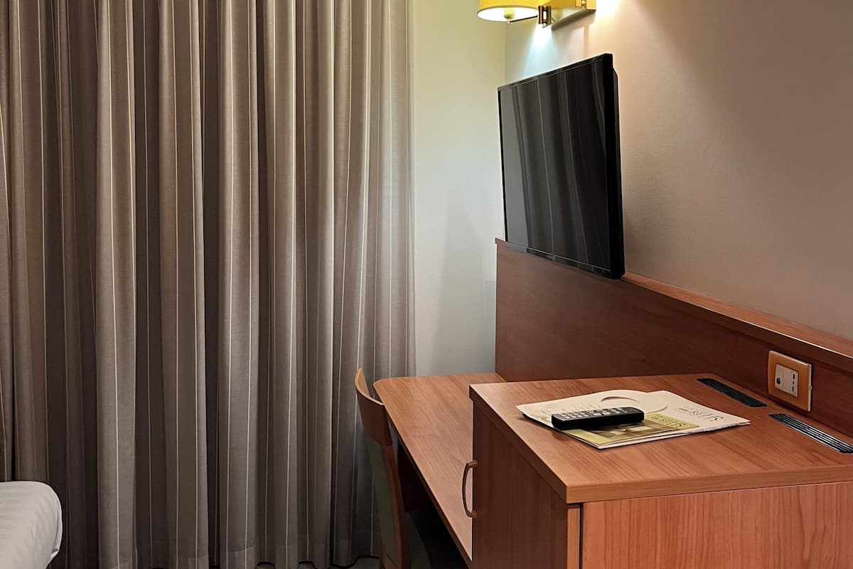 Kamar Double Standar untuk 1 Orang | Minibar, brankas, meja kerja, dan setrika/meja setrika