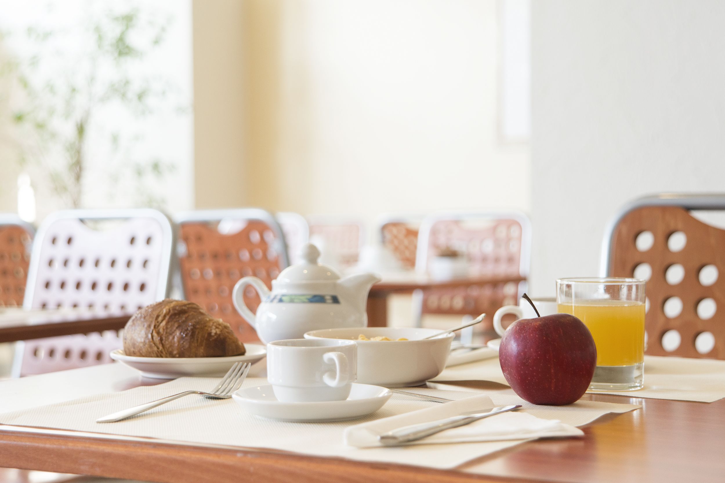 Petit déjeuner buffet (6 EUR par personne)