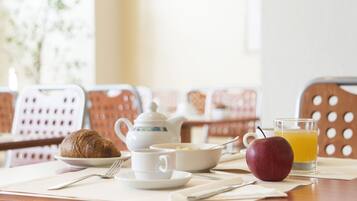 Petit déjeuner buffet (6 EUR par personne)