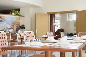 Buffet déjeuner servi tous les jours en supplément