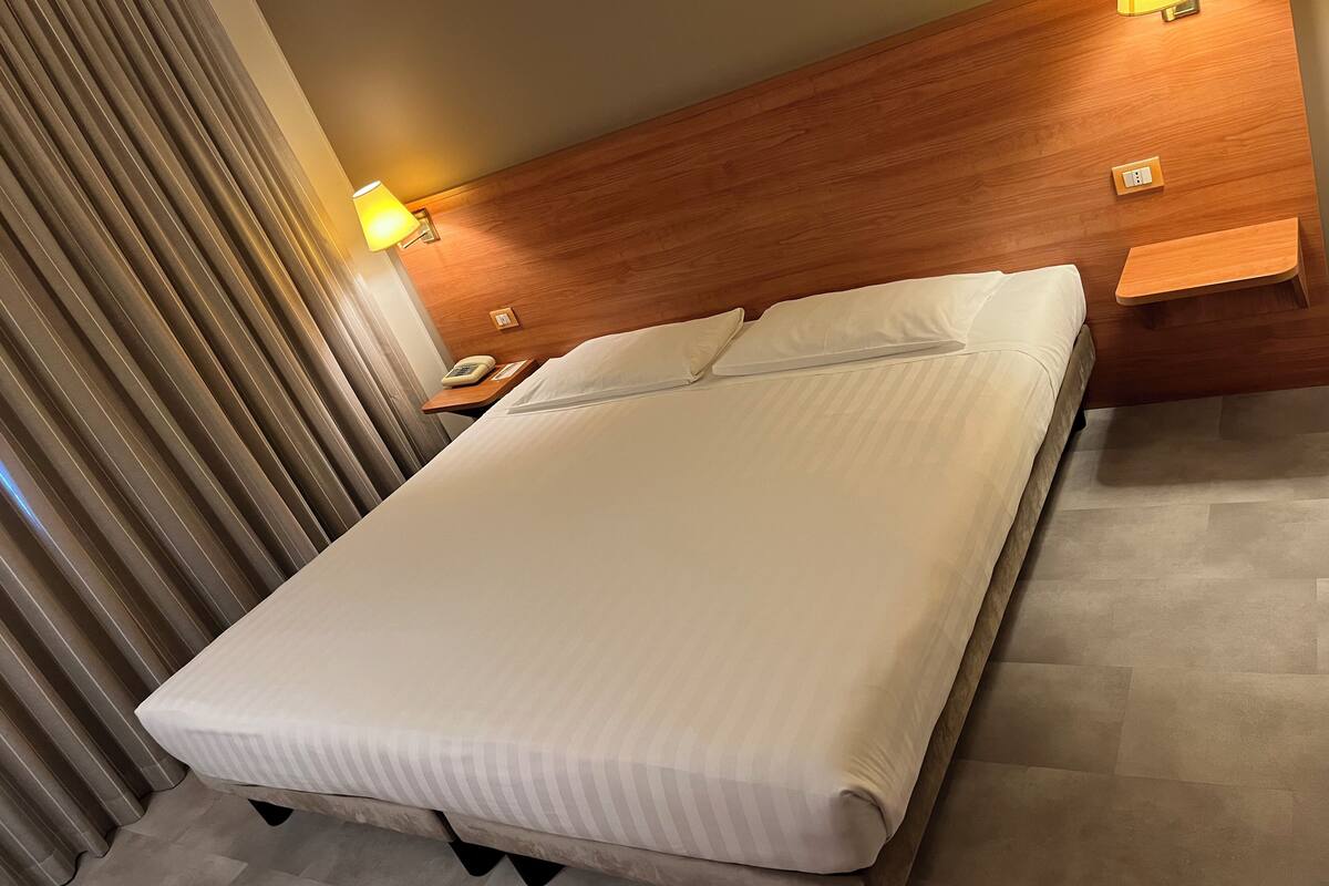 Standard Double Room | Minibar, in-room safe, desk, iron/ironing board