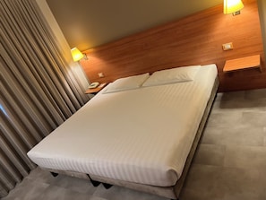 Chambre Standard double | Minibar, coffre-fort, bureau, fer et planche Ă repasser