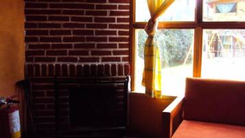 Televisión de pantalla plana y chimenea