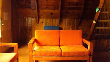 Televisión de pantalla plana y chimenea