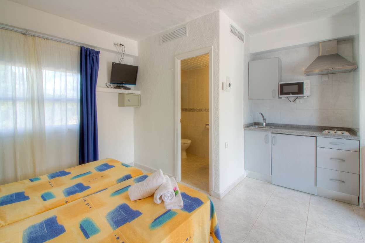 In-room safe, free WiFi, bed sheets