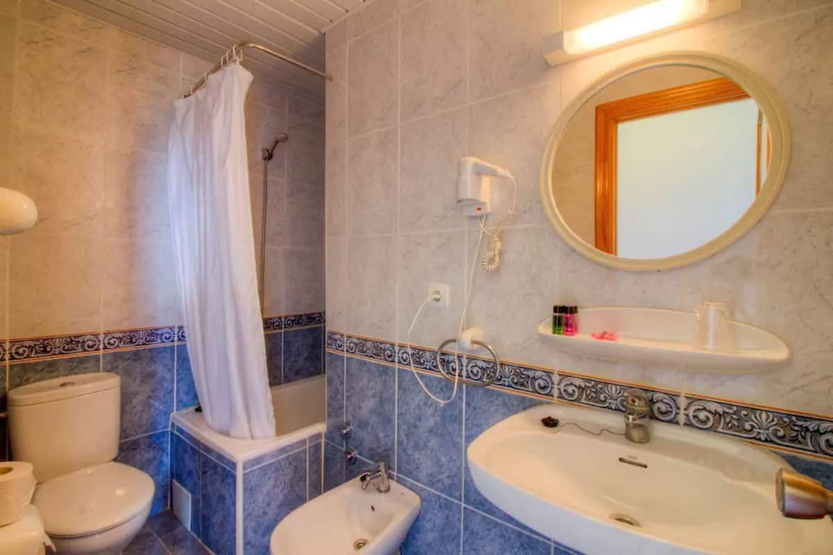 double or twin room, balcony | bathroom | shower, towels