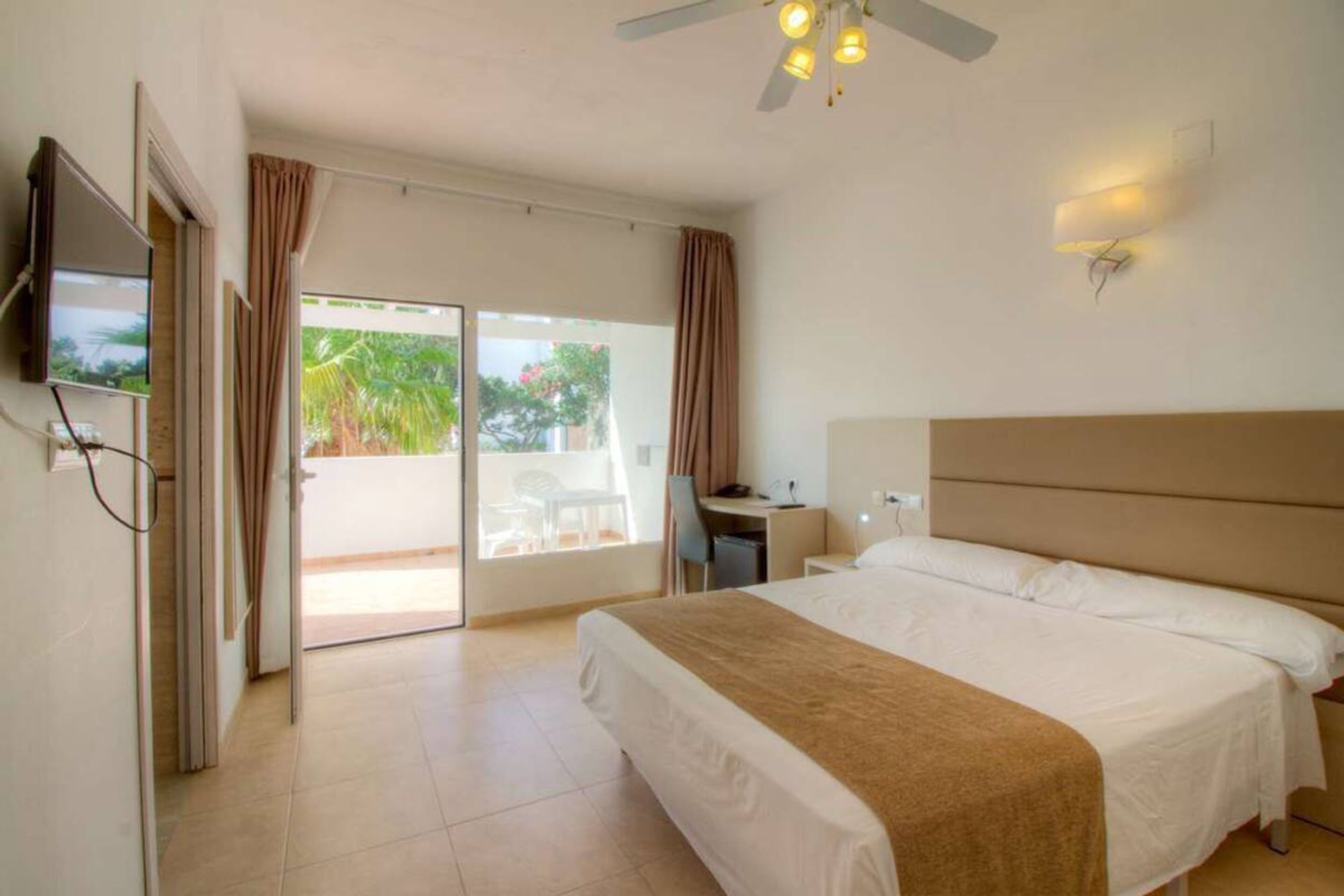 room, 1 queen bed, accessible | in-room safe, free wifi, bed sheets