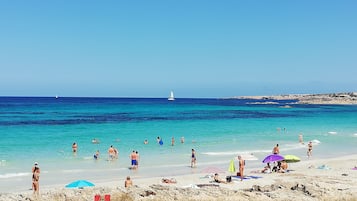 En la playa y playa de arena blanca