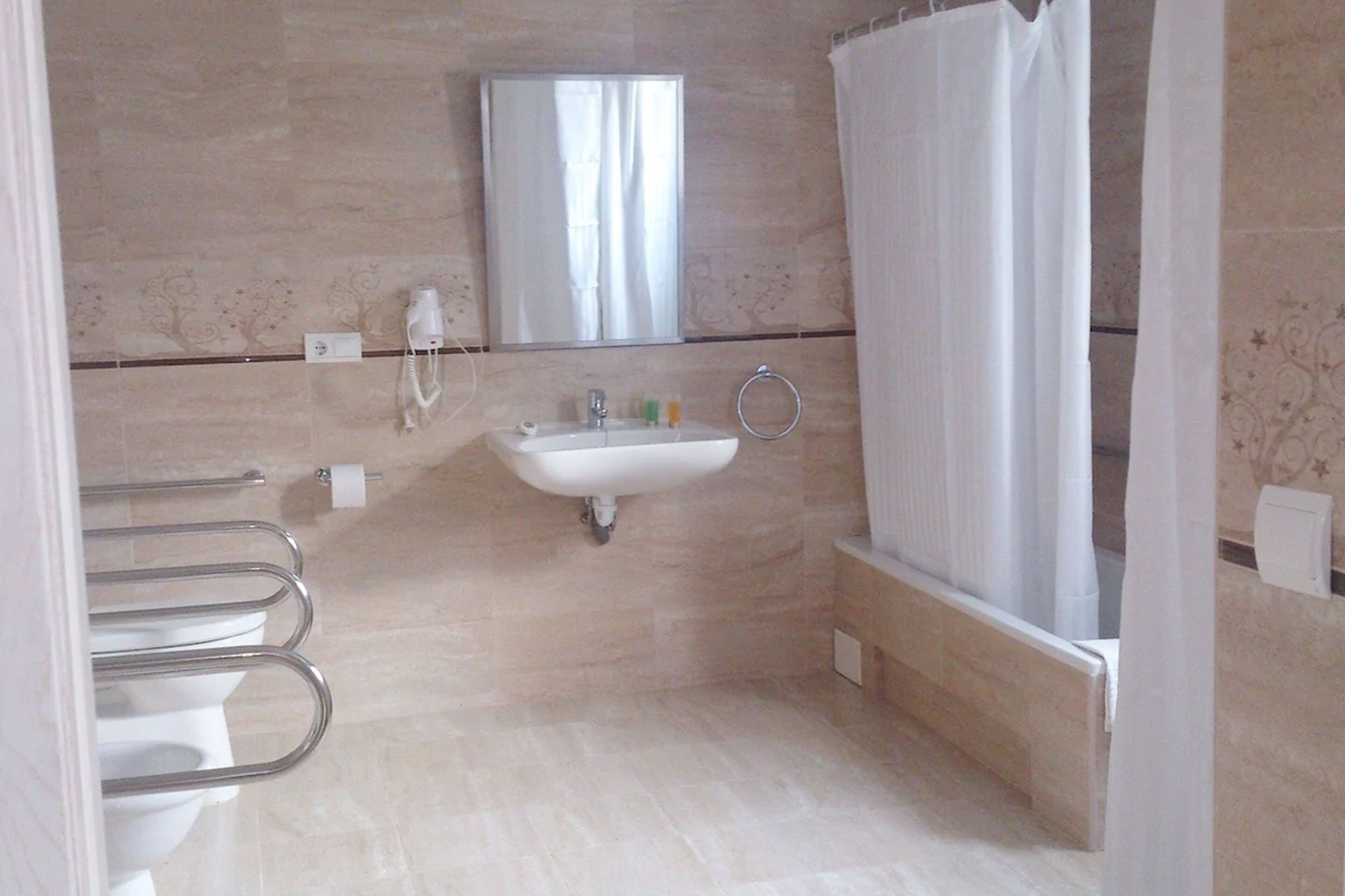 room, 1 queen bed, accessible | bathroom | shower, towels