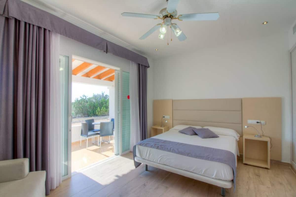 Caja de seguridad en la habitación, wifi gratis y ropa de cama 