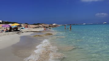 En la playa, arena blanca