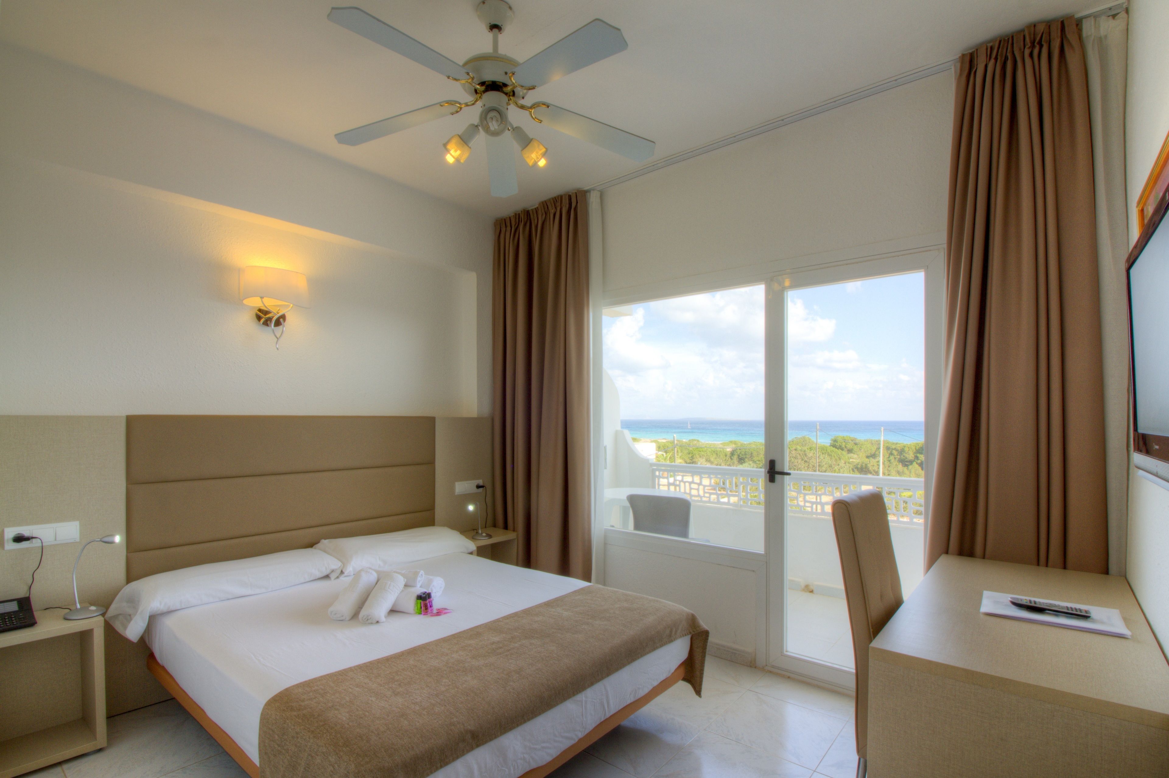 double or twin room, balcony | in-room safe, free wifi, bed sheets