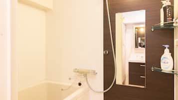 Apartment | Bathroom | Combined shower/tub, towels