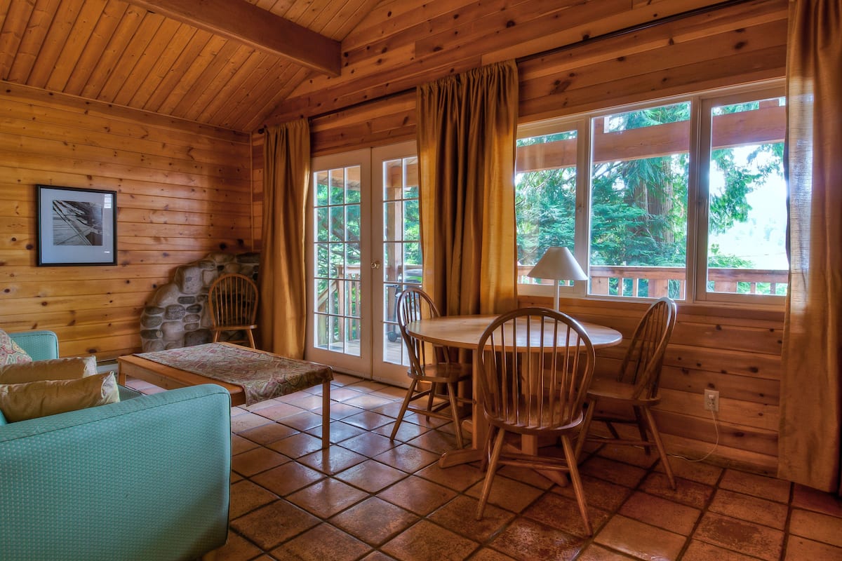Cabin, 1 phòng ngủ | Khu phòng khách | Sách