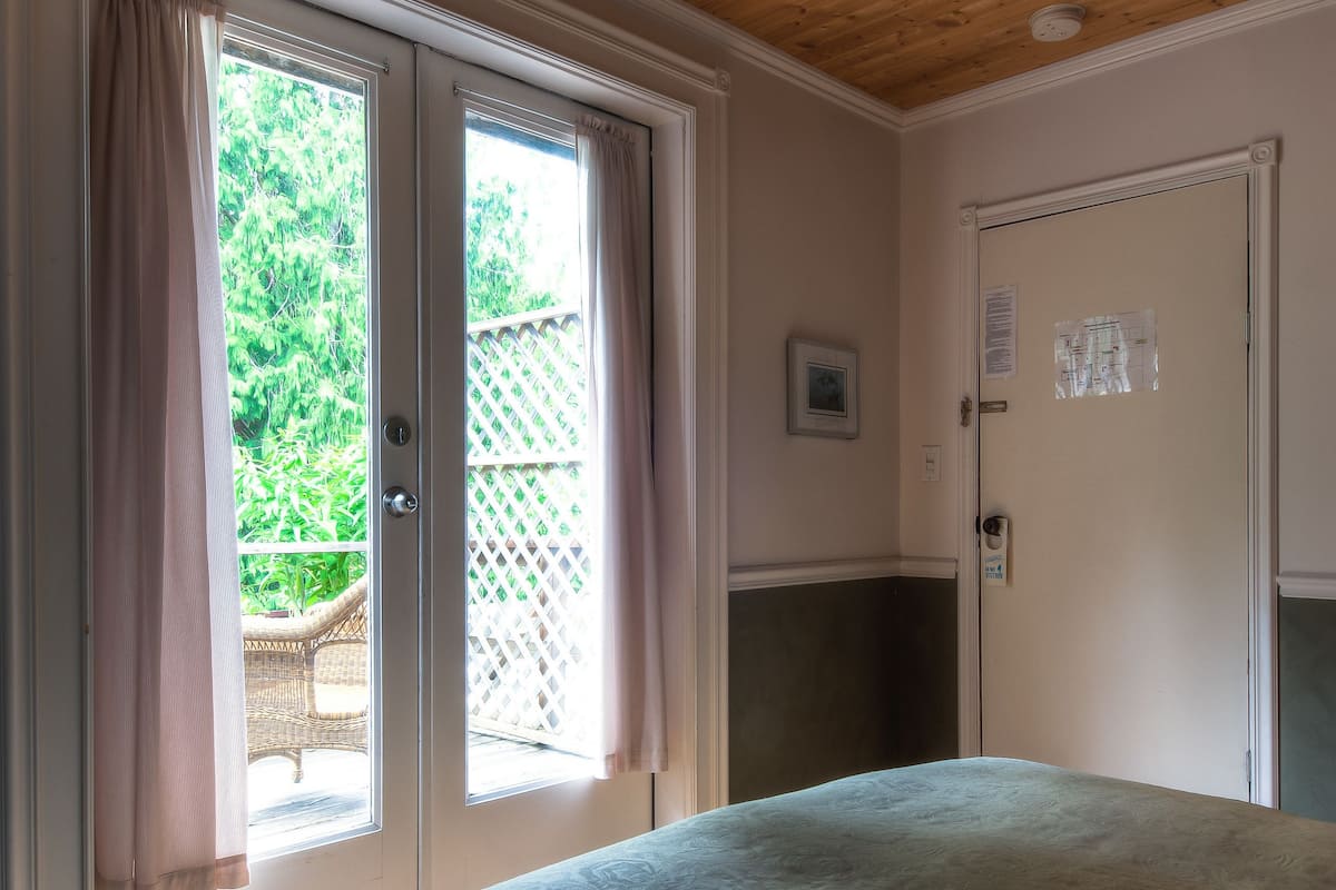 Comfort Room, 1 Queen Bed | Terrace/patio