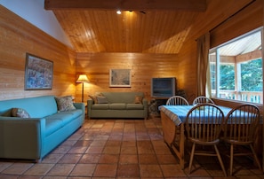 Ferienhütte, 2 Schlafzimmer | Wohnbereich | Bücher