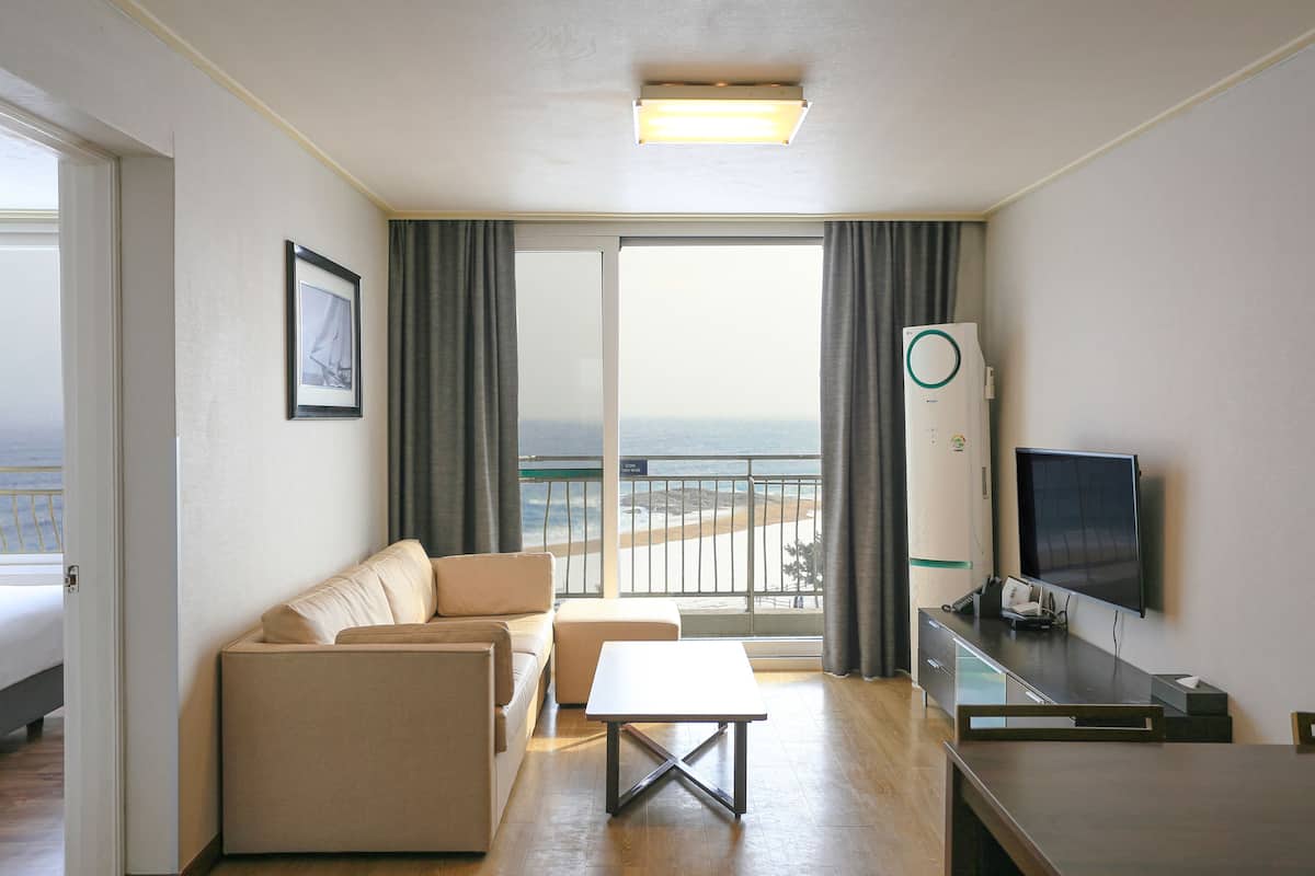 Phòng Suite Royal, bếp, quang cảnh biển (Royal Suite OceanView) | Khu phòng khách | TV LED