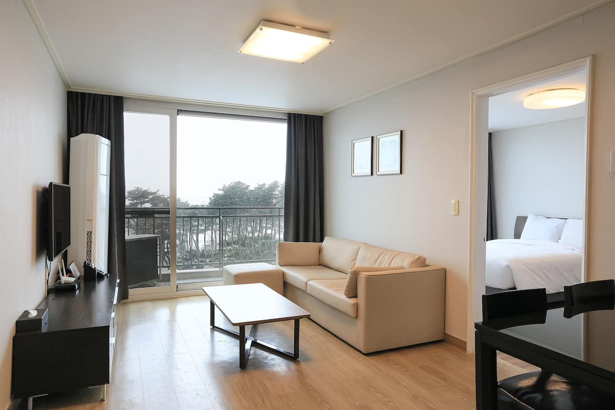 Phòng Deluxe, bếp, quang cảnh núi (Deluxe MountainView) | Khu phòng khách | TV LED