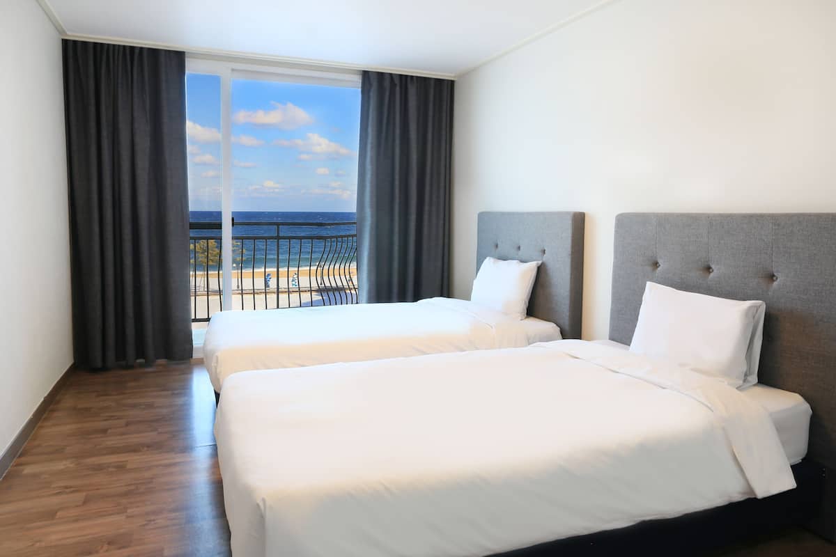 1 bedroom, desk, blackout curtains, soundproofing