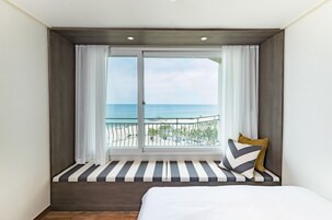 K-Premier OceanView | Desk, blackout drapes, soundproofing, free WiFi