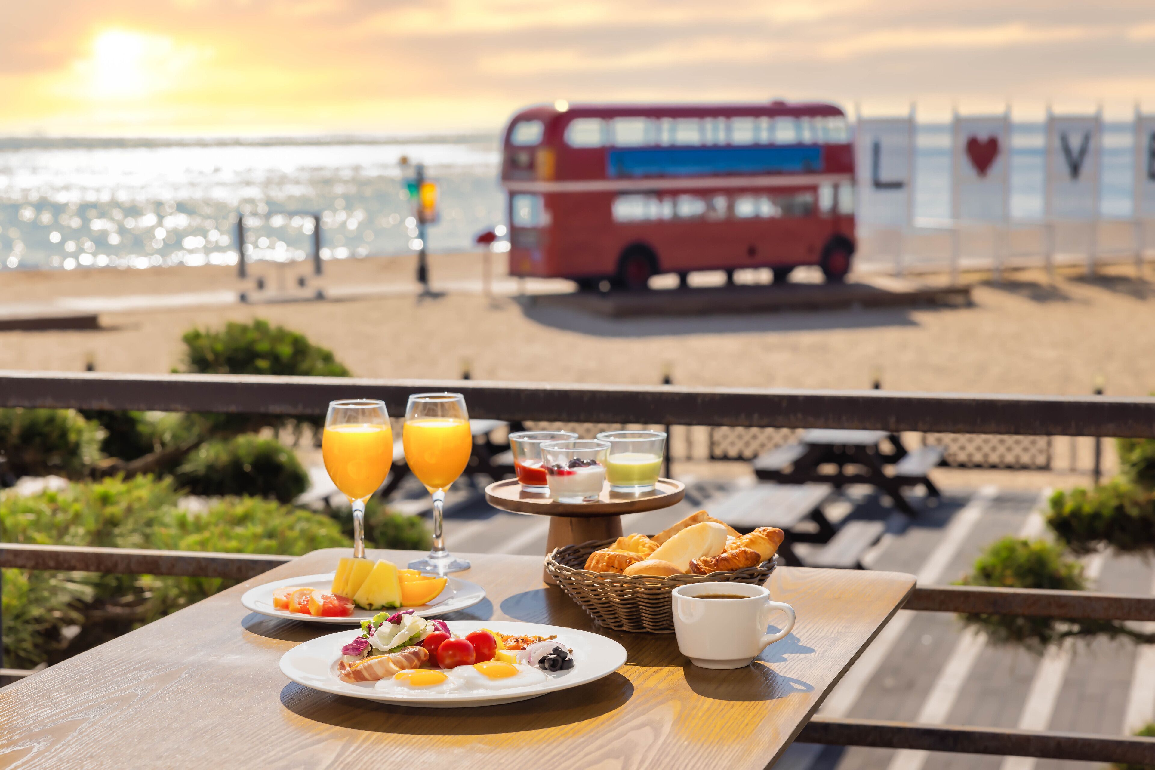 아침 식사, 저녁 식사, 브런치 제공, 현지 및 세계 요리, 해변 전망