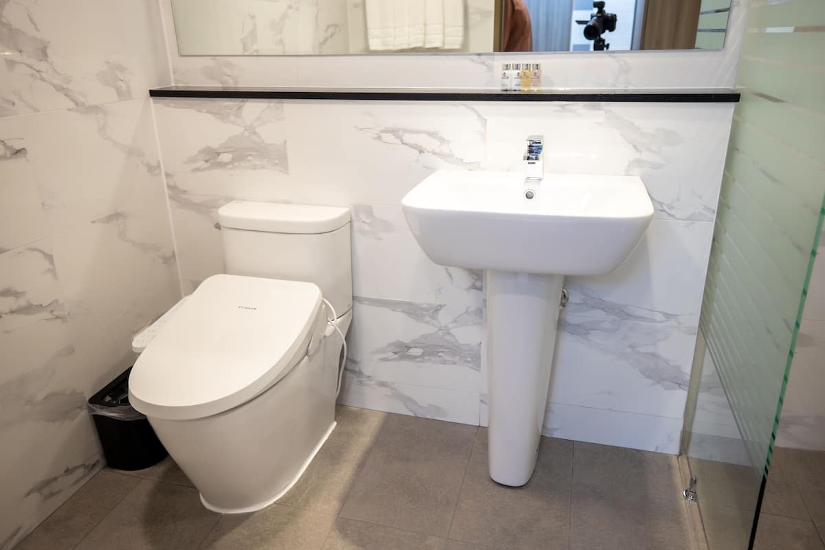 k-premier oceanview | bathroom | hair dryer, towels