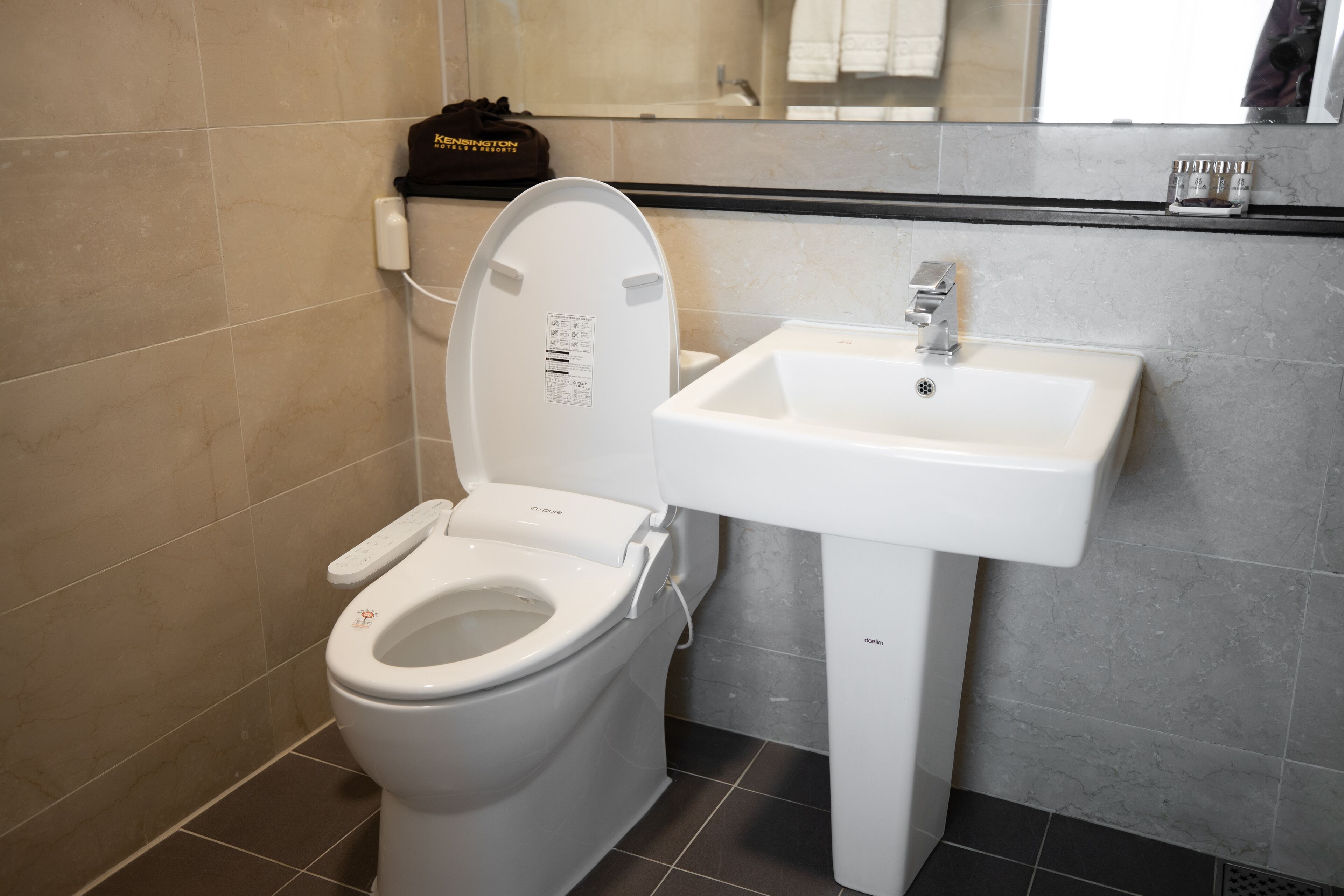 Un baño moderno con inodoro y lavamanos.