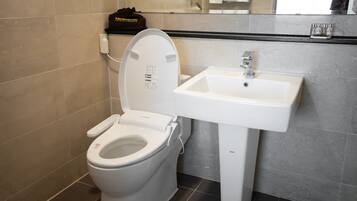 Un baño moderno con inodoro y lavamanos.