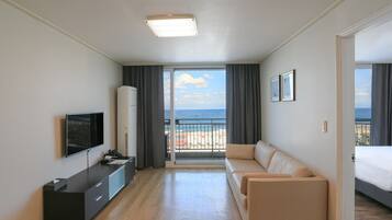 Deluxe OceanView | Desk, blackout drapes, soundproofing, free WiFi