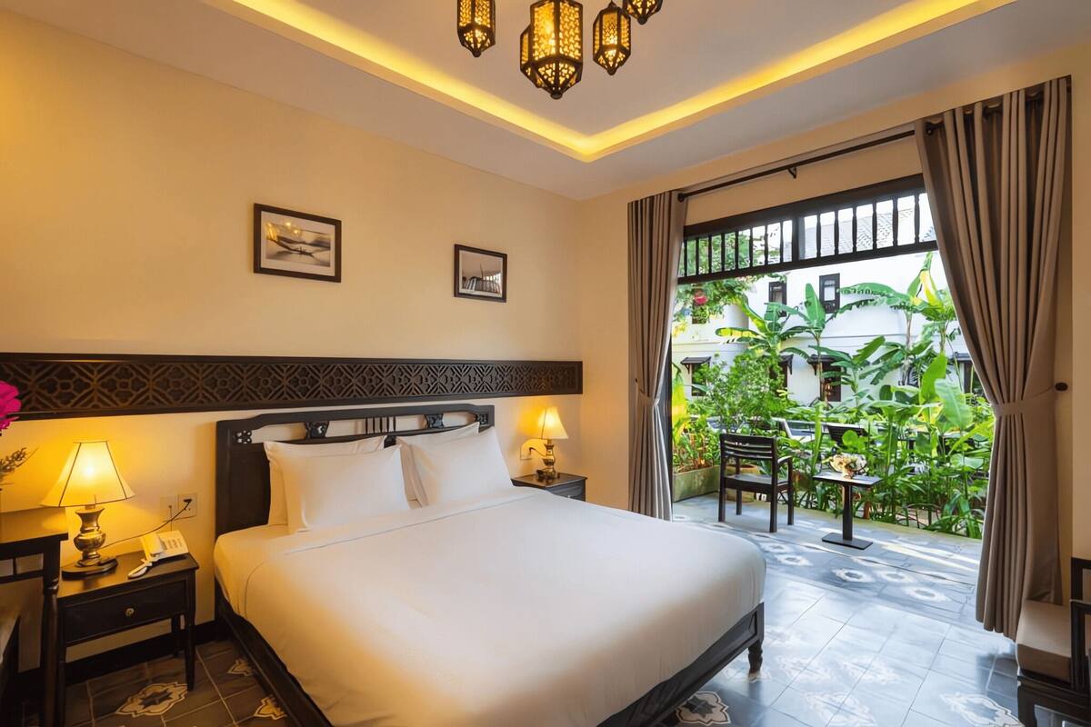 Premium bedding, pillow-top beds, minibar, in-room safe