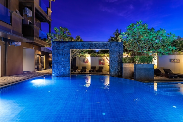 Outdoor pool, pool umbrellas, sun loungers