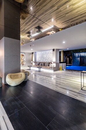 Coin salon dans le hall