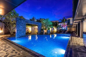 Außenpool, Sonnenschirme, Liegestühle