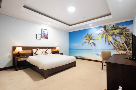 Family Suite | Living area | 32-inch LED TV with cable channels, TV