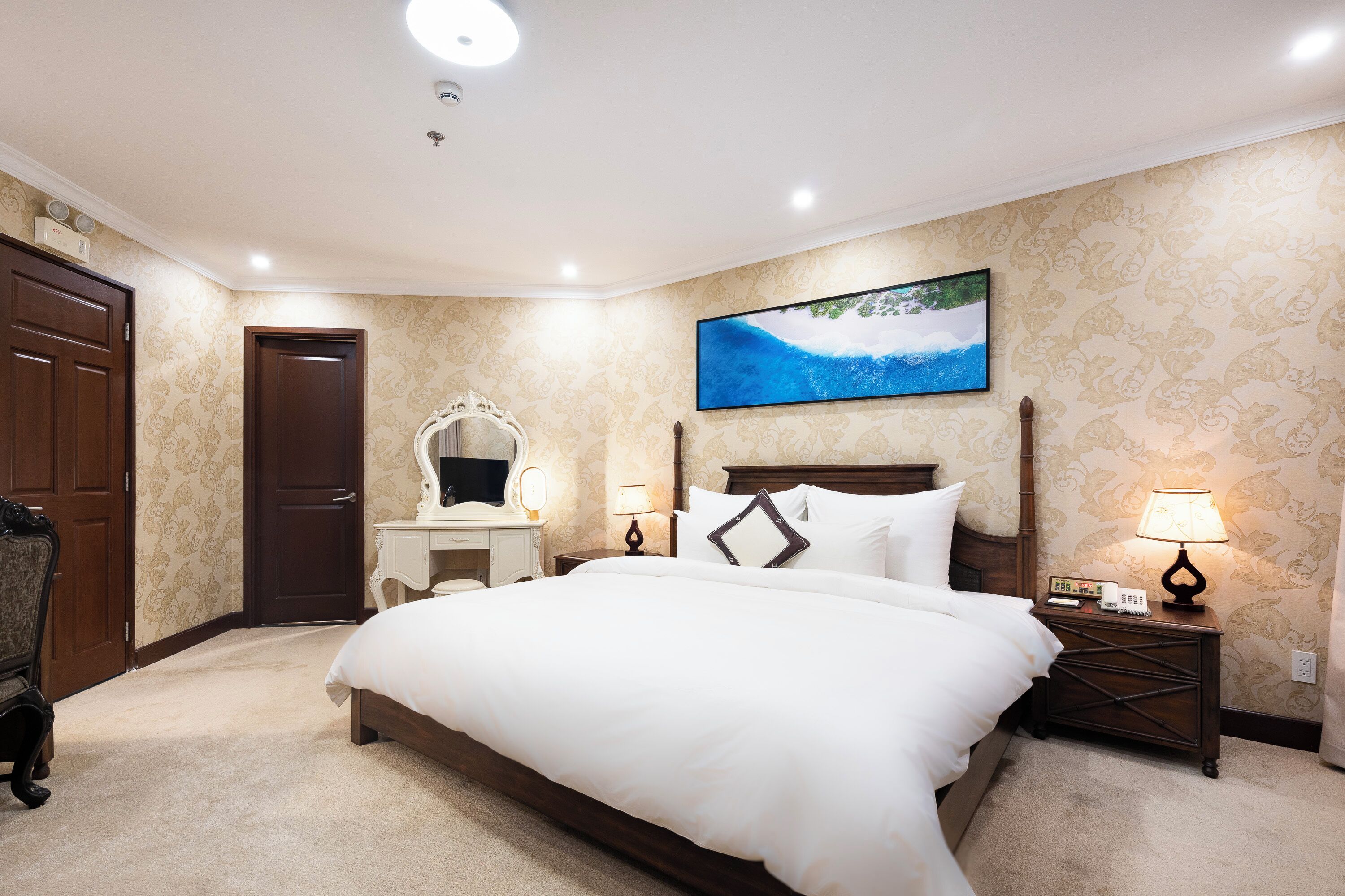 executive suite | living area | 32-inch led tv with cable channels, tv