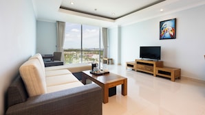 Suite – business | Minibar, safe på rommet, skrivebord og blendingsgardiner