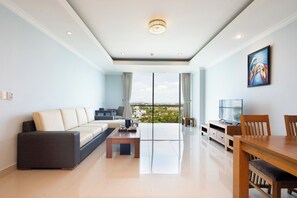 Minibar, caja de seguridad en la habitación y escritorio 