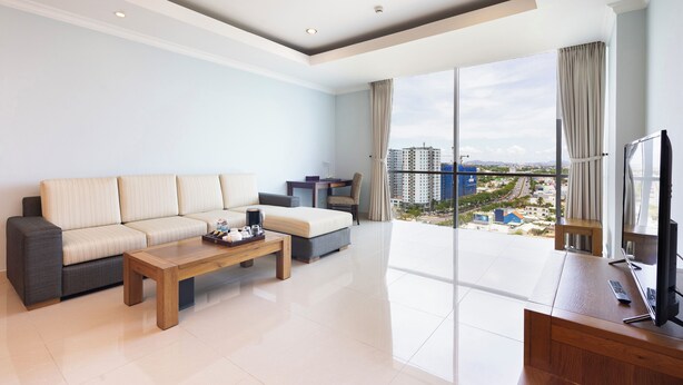 Suite – business | Minibar, safe på rommet, skrivebord og blendingsgardiner