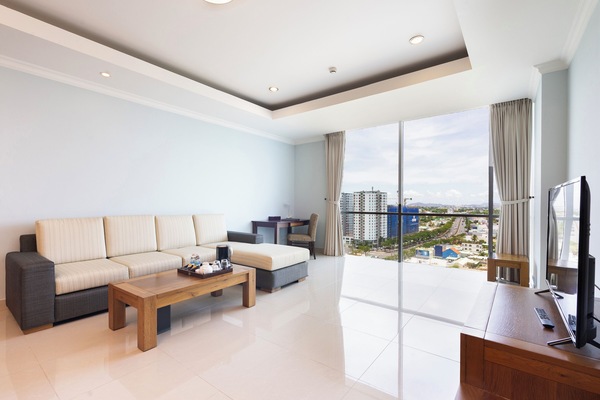 Business Suite | Minibar, in-room safe, desk, blackout drapes