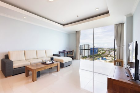 Business Suite | Minibar, in-room safe, desk, blackout drapes. Phu My Harbour Hotel