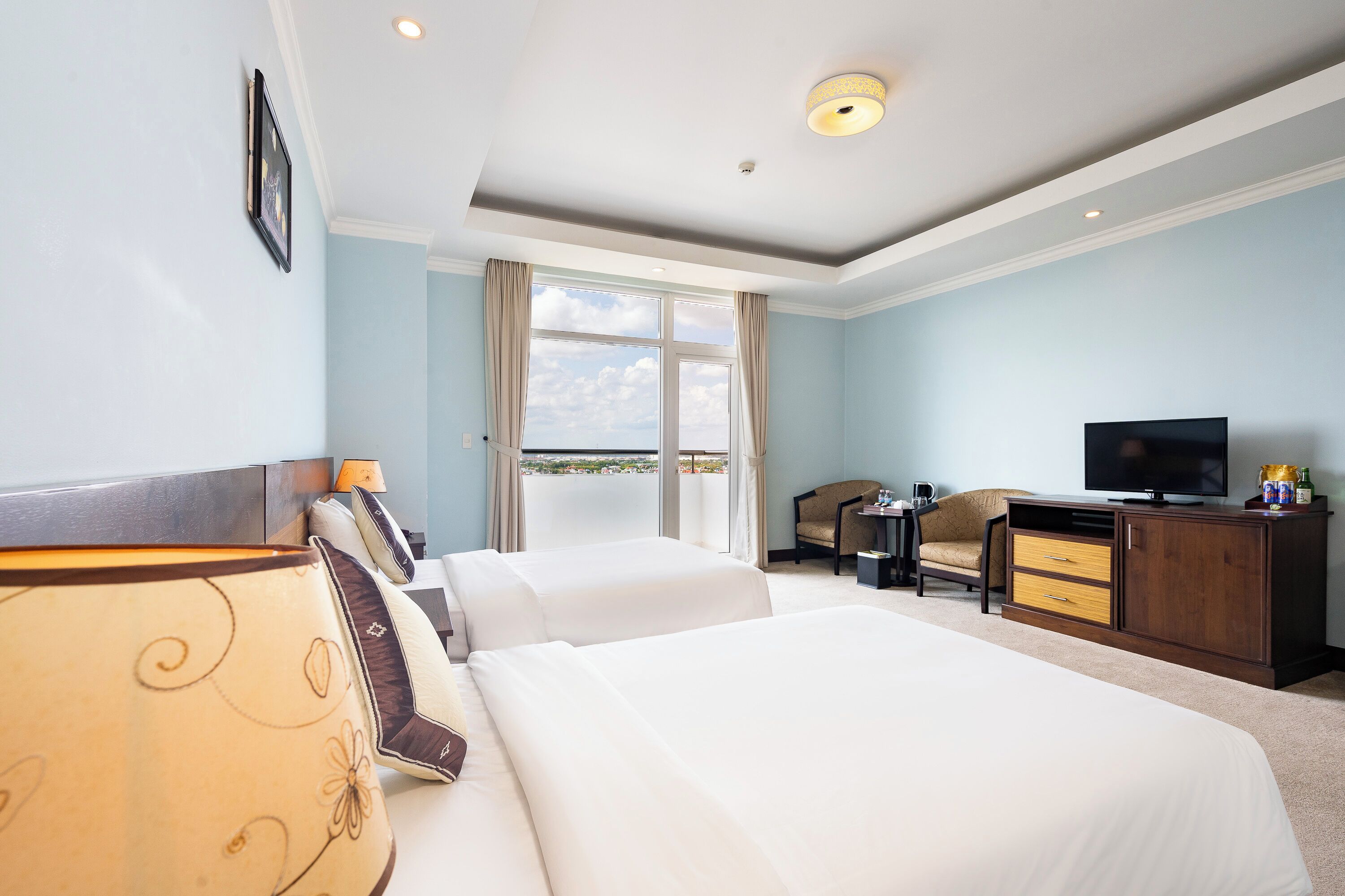 deluxe twin room | living area | 32-inch led tv with cable channels, tv