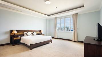 Suite empresarial | Área de sala de estar | Televisión LED de 32 pulgadas con canales por cable y televisión