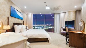 Suite – executive | Oppholdsområde | En 32-tommers LED-TV med kabel-kanaler samt TV